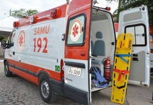 Samu atende vítima de tombamento de caminhão em Jequiá da Praia