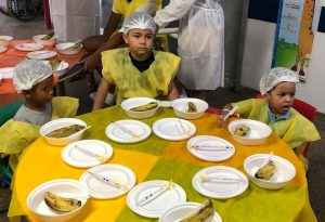 Espetinho de banana é uma boa ideia para o lanche da criançada, diz nutricionista do HGE
