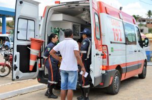 Socorristas do Samu fazem parto dentro de ambulância na Avenida Rota do Mar