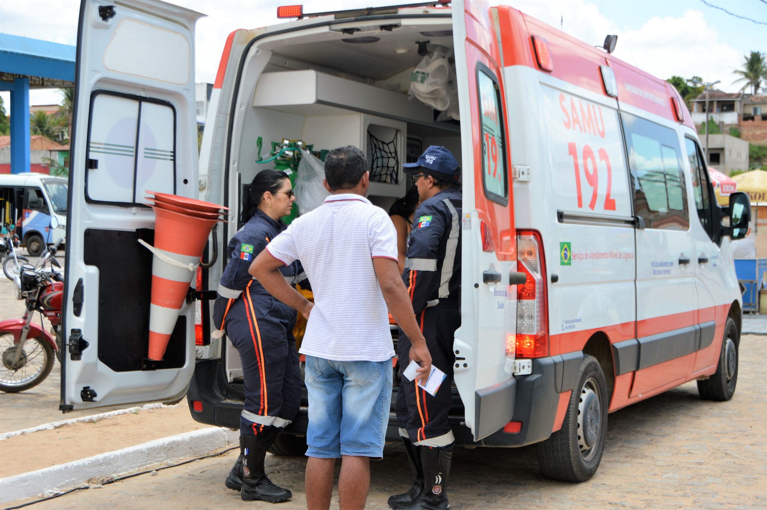 Leia mais sobre o artigo Socorristas do Samu fazem parto dentro de ambulância na Avenida Rota do Mar