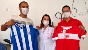Hemoal Maceió entrega camisas do CSA e CRB aos doadores sorteados na Campanha Torcedor Sangue Bom