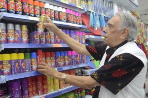 Brincadeiras com serpentina e confete no Carnaval podem causar riscos ao folião