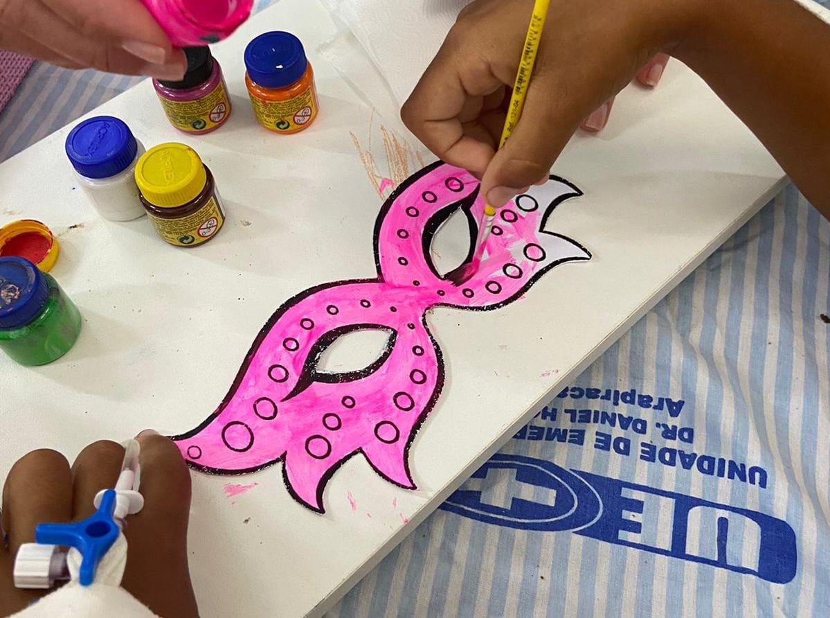 Leia mais sobre o artigo Brinquedoteca do Hospital de Emergência do Agreste realiza oficina de máscaras com crianças