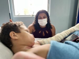 HGE salva vida de irmãos que sofreram graves queimaduras após explosão por pólvora