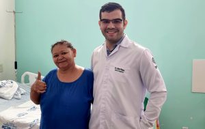 Após tratamento no Hospital de Emergência do Agreste, agricultora com doença rara volta a andar