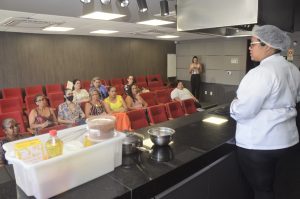 Oficina de culinária para cuidadores de crianças autistas ensina o preparo de alimentos sem glúten e lactose
