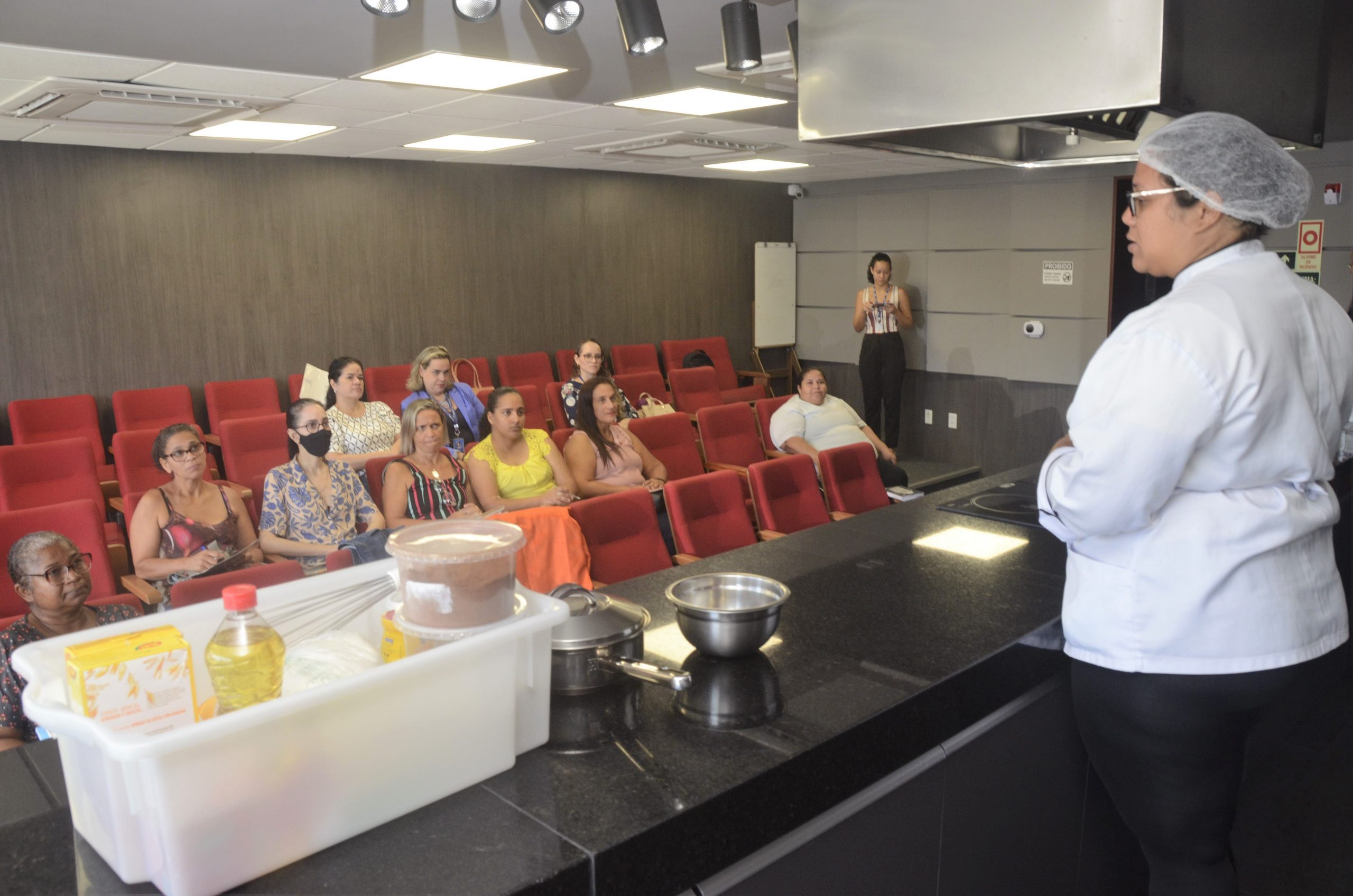 Leia mais sobre o artigo Oficina de culinária para cuidadores de crianças autistas ensina o preparo de alimentos sem glúten e lactose