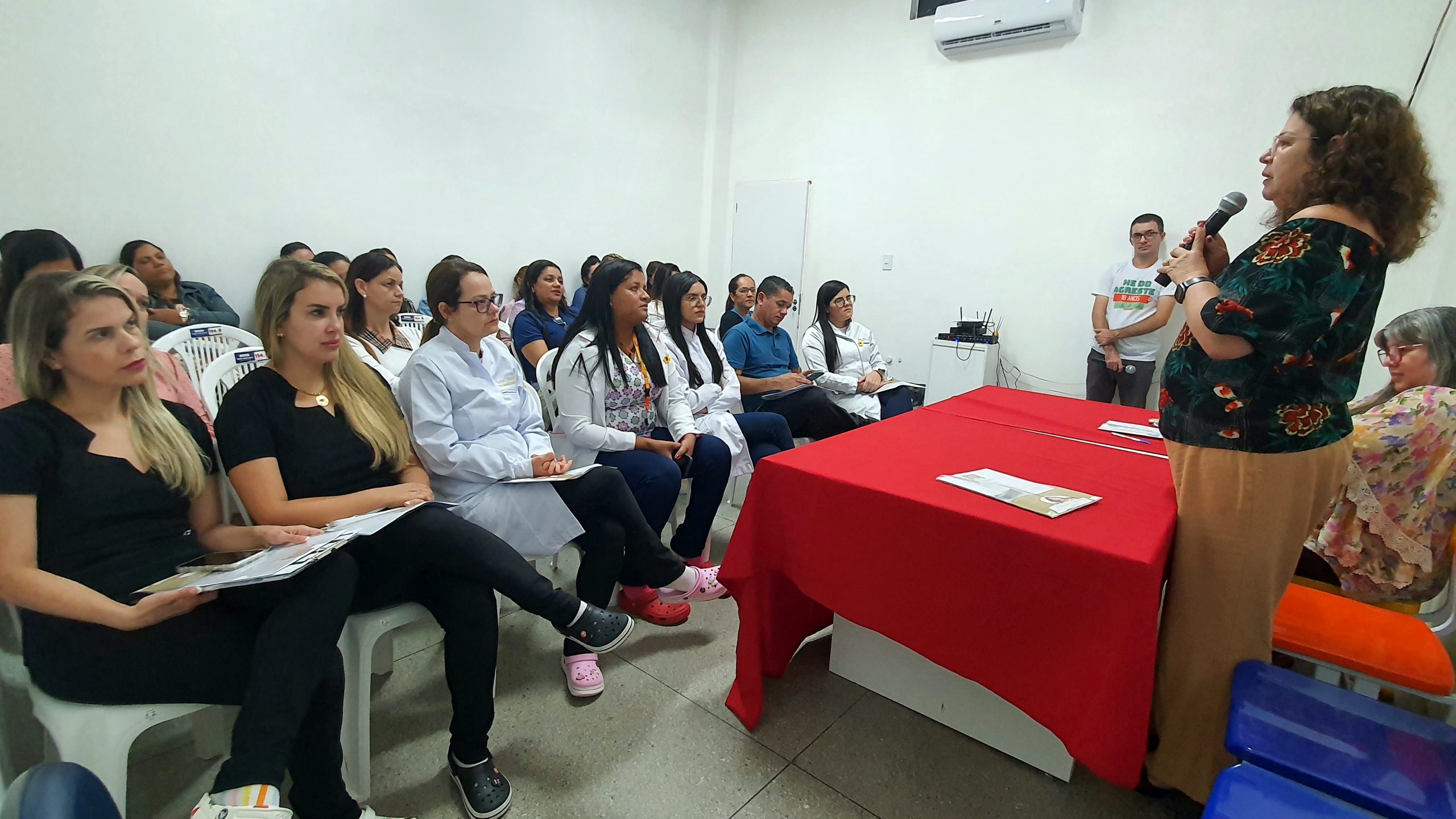 Leia mais sobre o artigo Roda de Conversa entre assistentes sociais trata sobre humanização nos atendimentos prestados pelo HEA