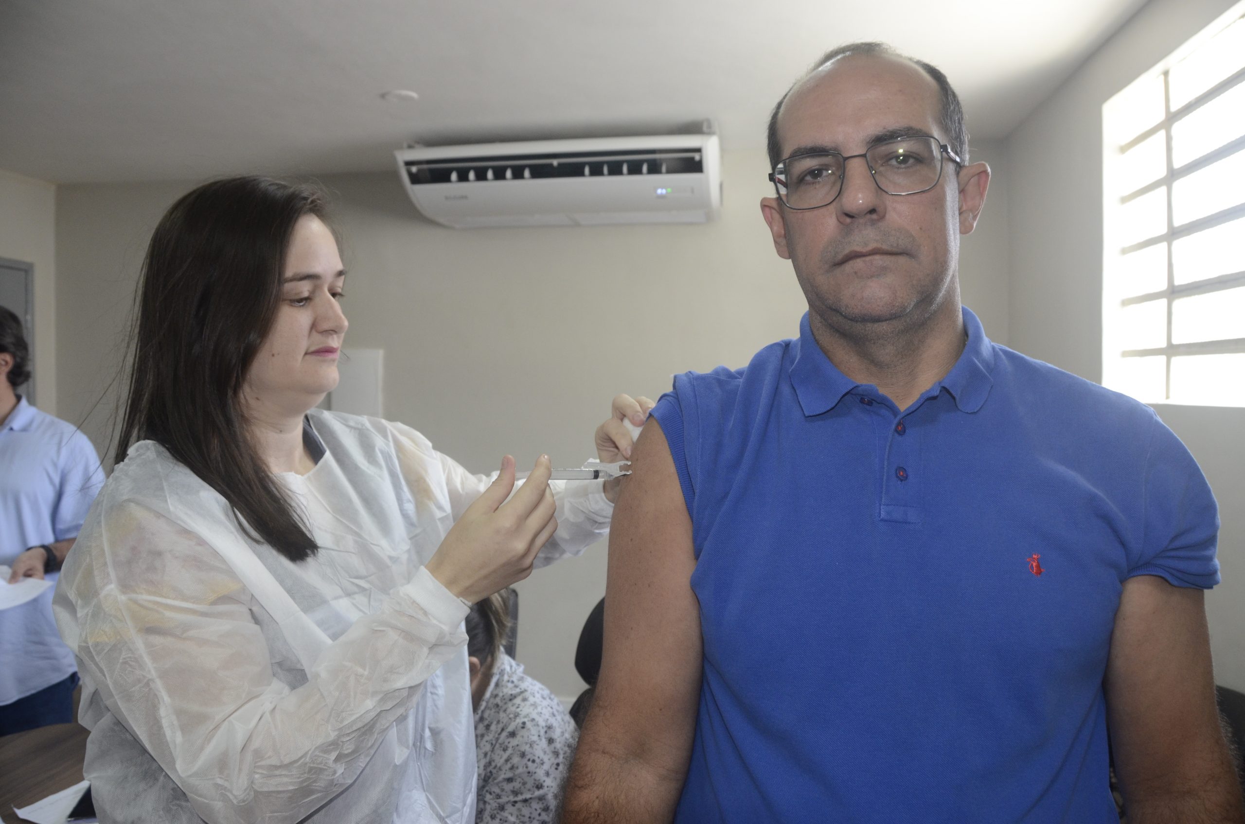 Leia mais sobre o artigo Servidores da Sesau são vacinados contra Covid-19 e Influenza