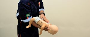 Médico do Samu explica como devem ser os primeiros socorros para desengasgar crianças