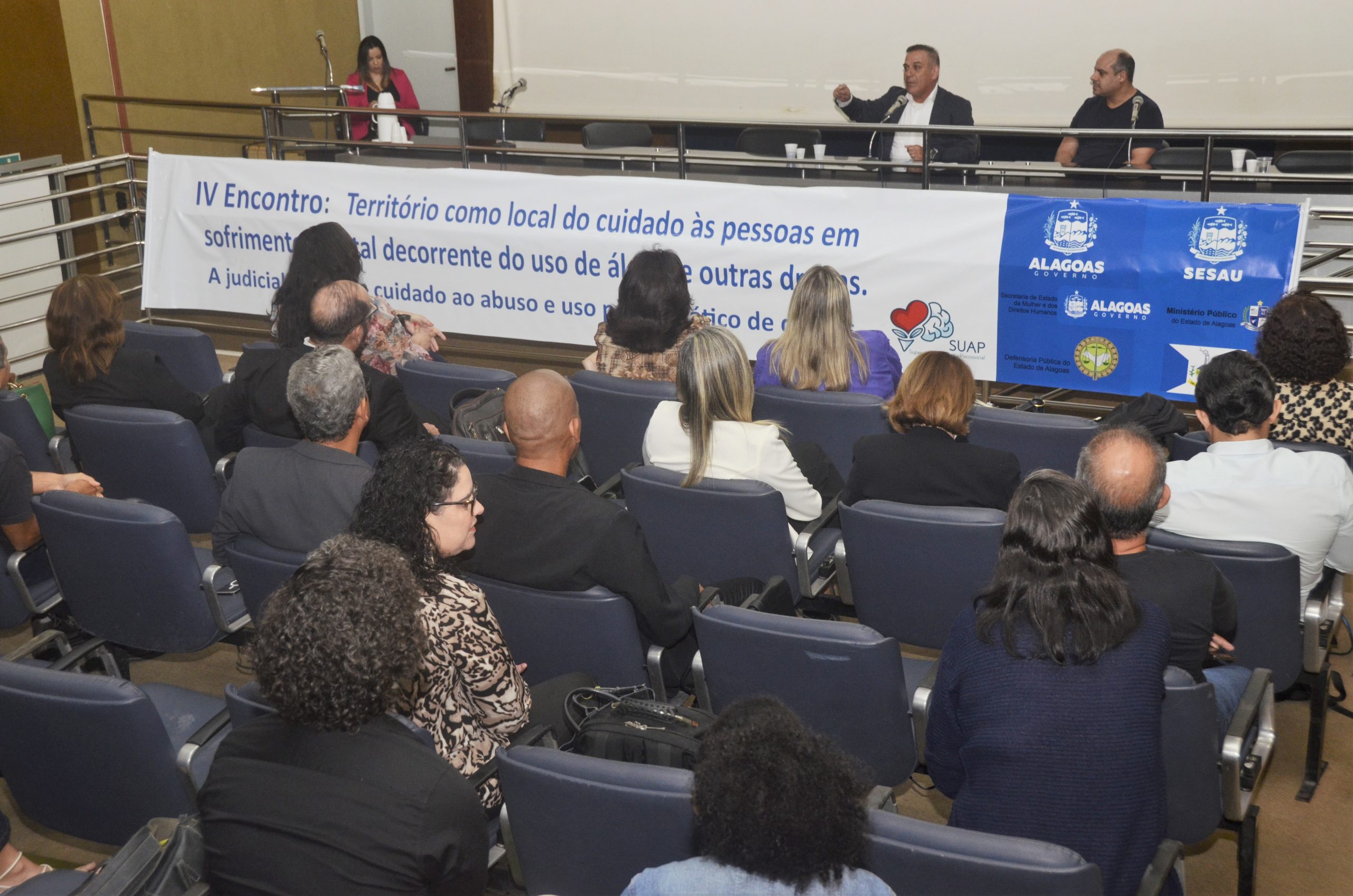 Leia mais sobre o artigo Sesau promove encontro para discutir cuidado aos usuários de álcool e outras drogas