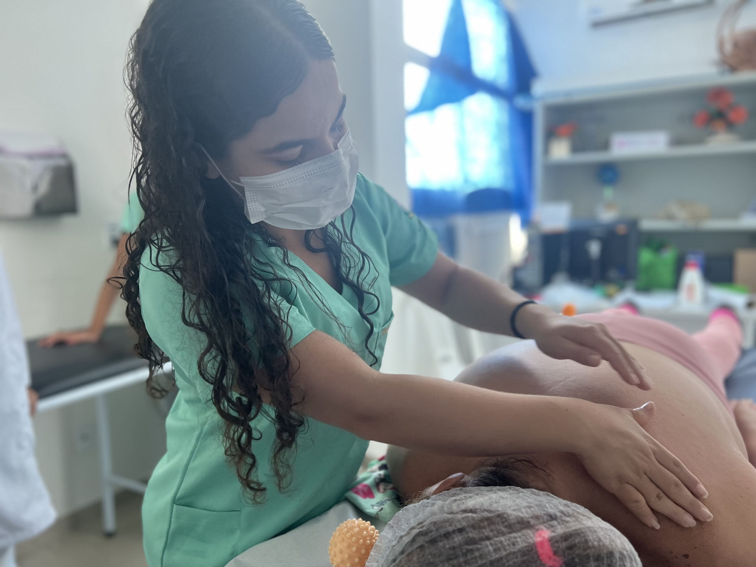 Leia mais sobre o artigo Projeto disponibiliza massagens terapêuticas para aliviar tensões no ambiente hospitalar