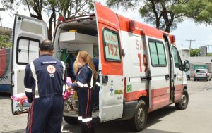 Samu atende vítima de ferimento por arma de fogo, em Maceió