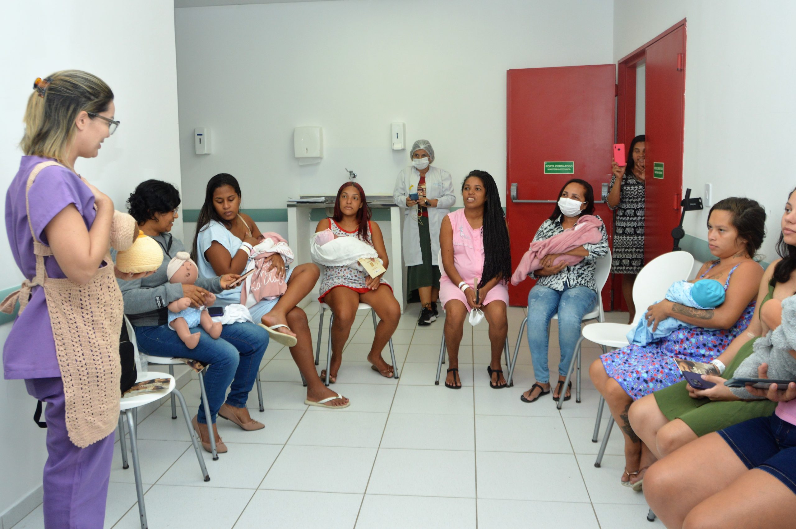 Leia mais sobre o artigo Agosto Dourado: Maternidade do Hospital da Mulher promove oficina educativa sobre aleitamento materno