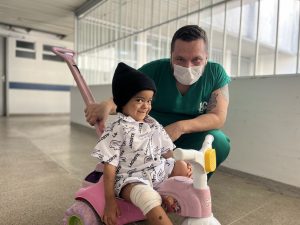 Criança com graves problemas renais volta a andar após passar por tratamento no HGE