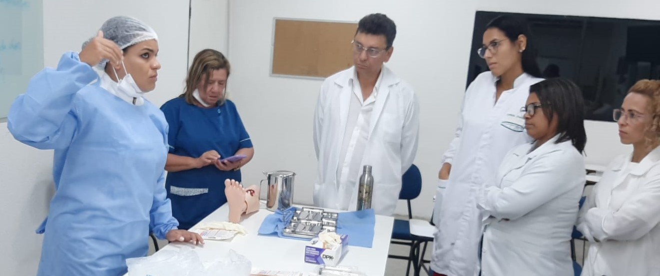 Leia mais sobre o artigo Ambulatório 24 Horas Noélia Lessa capacita técnicos sobre o tratamento de feridas
