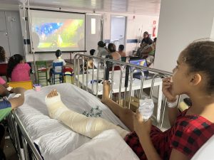 Semana das Crianças inicia com cinema e pipoca na Pediatria do HGE