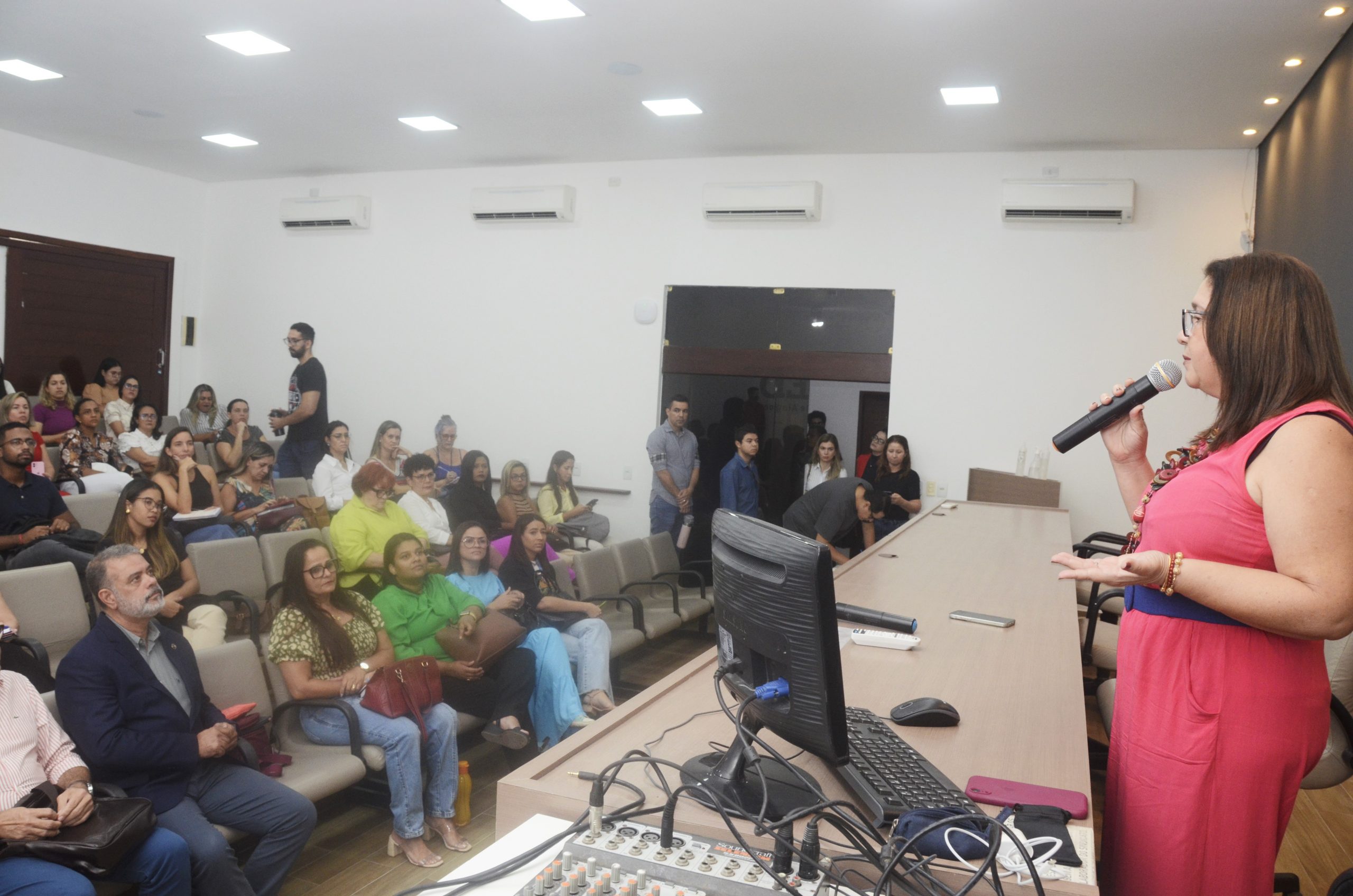 Leia mais sobre o artigo Médicos e enfermeiros de 56 municípios alagoanos são capacitados sobre pé diabético