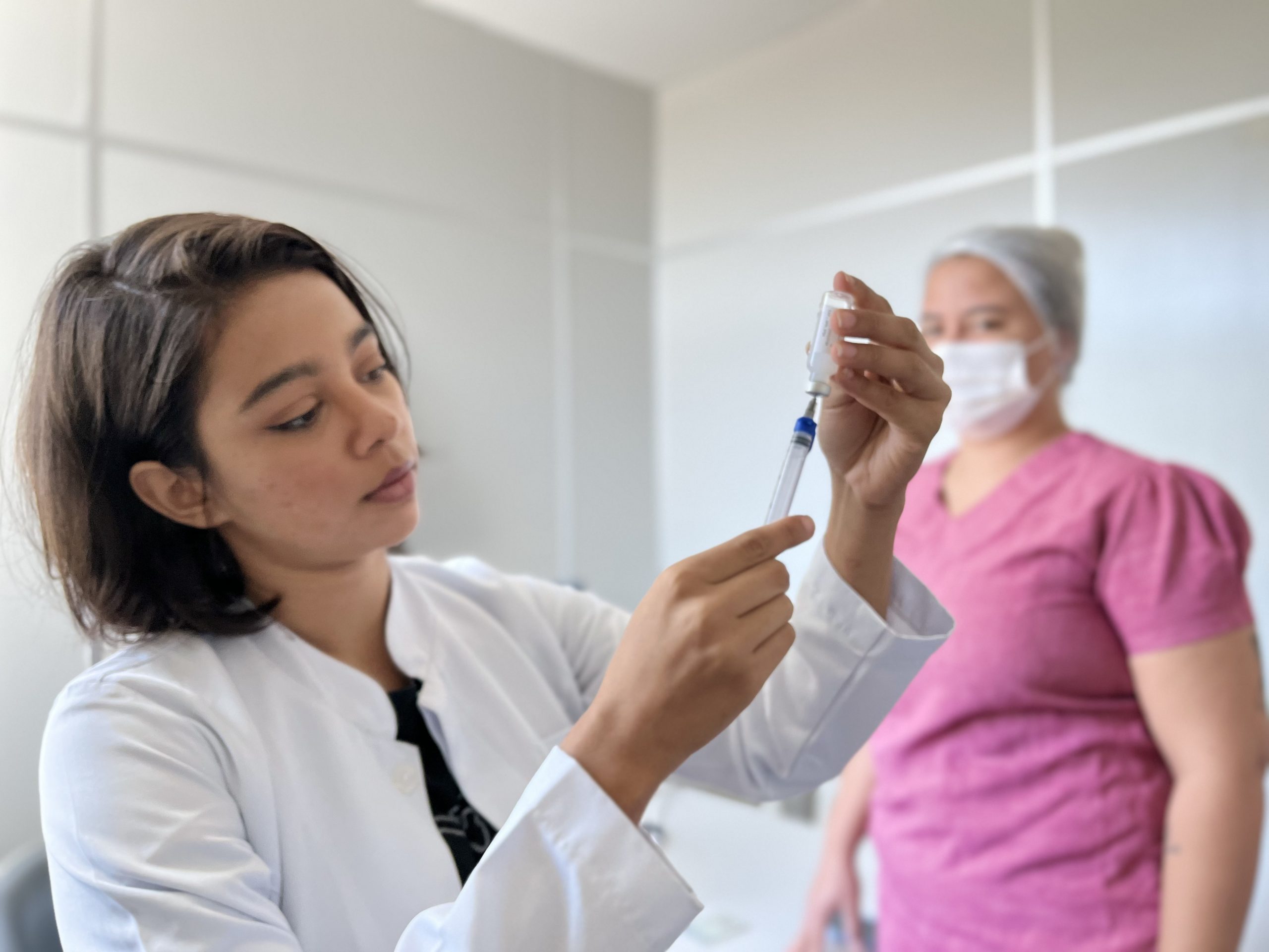 Leia mais sobre o artigo Importância da atualização do cartão de vacinas é defendida por servidores do HGE