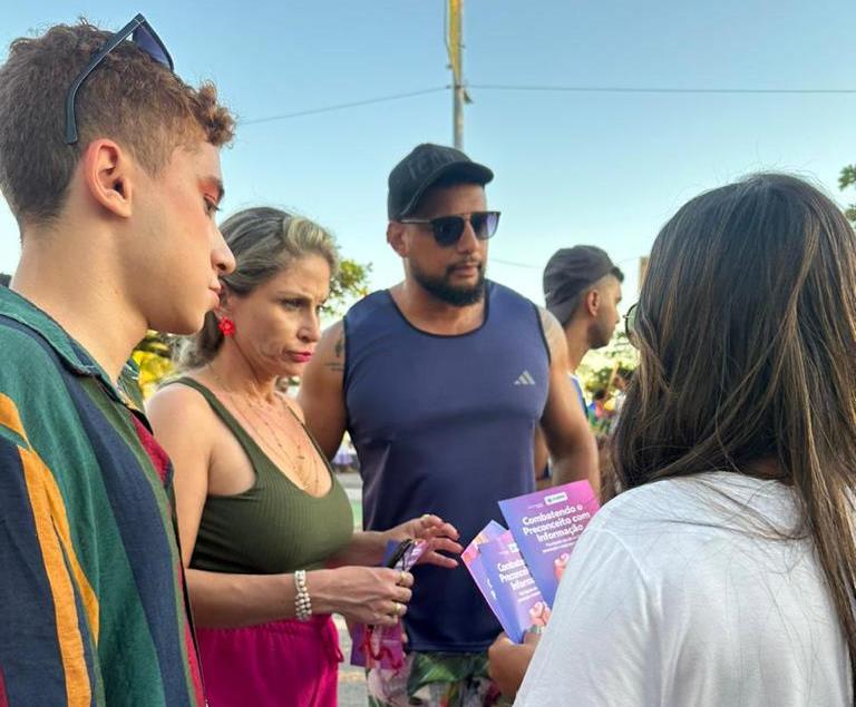 Leia mais sobre o artigo Clínica da Família do Jacintinho distribui panfletos sobre prevenção e tratamento do HIV na 21ª Parada do Orgulho LGBTQIAPN+