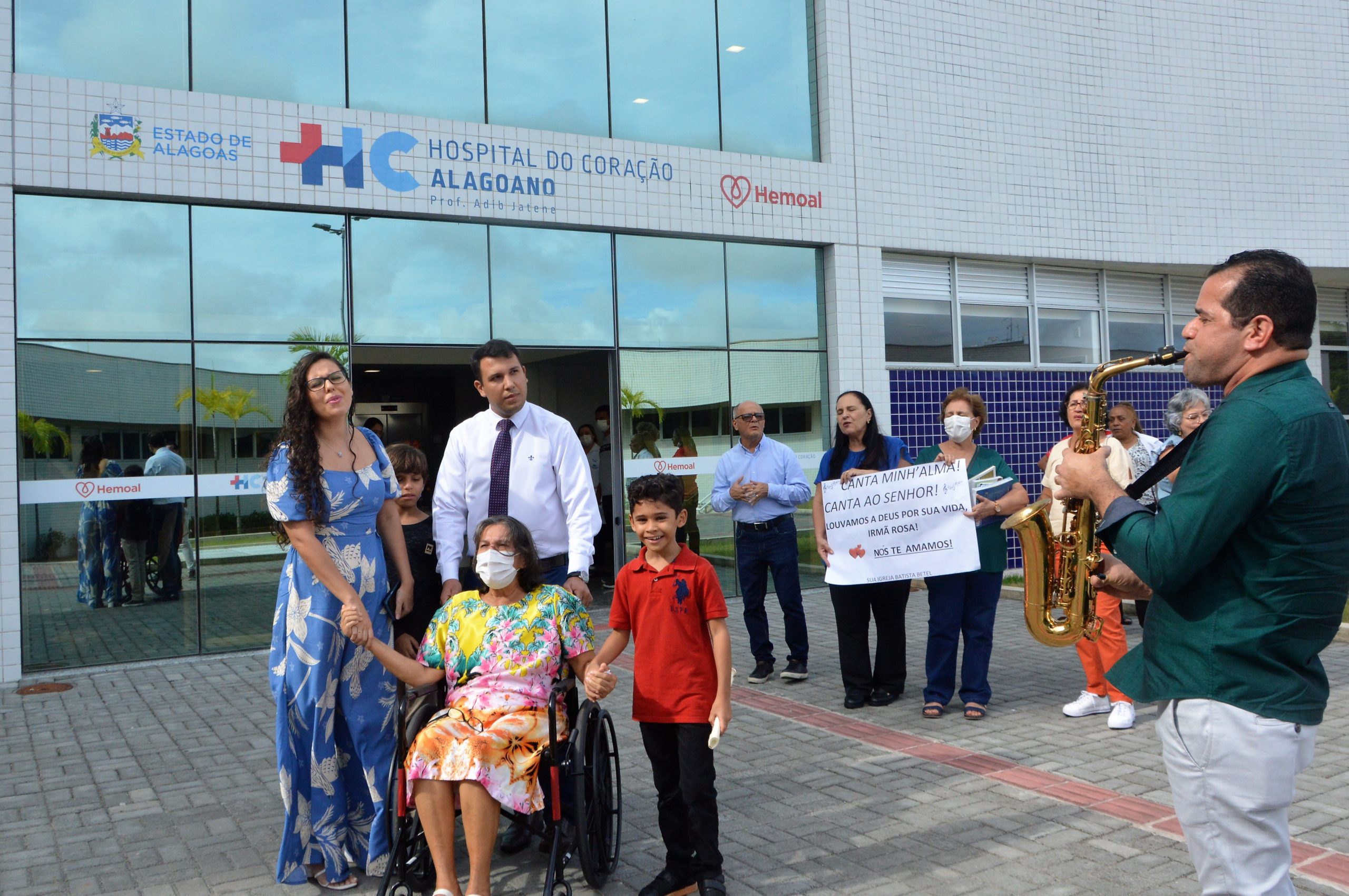 Leia mais sobre o artigo Paciente do Hospital do Coração Alagoano recebe alta e ganha homenagem de familiares e amigos