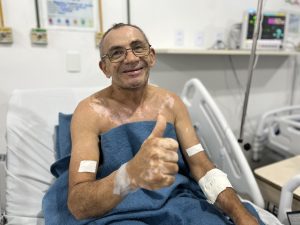Recuperando-se de um cateterismo, paciente agradece ao HGE e defende que em 2024 é preciso cuidar mais da saúde