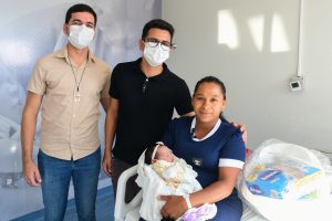 Primeiro bebê nascido em 2024 recebe visita do secretário de Regulação e Gestão da Sesau