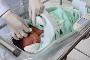 Saúde reforça importância do teste da orelhinha em recém-nascidos