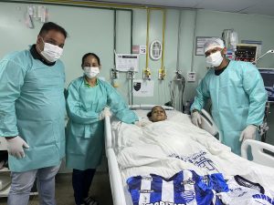 Criança internada na UTI Pediátrica do HGE ganha presente de jogador do CSA