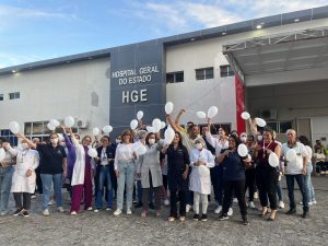 Balões brancos são soltos na frente do HGE para atentar a população sobre saúde mental