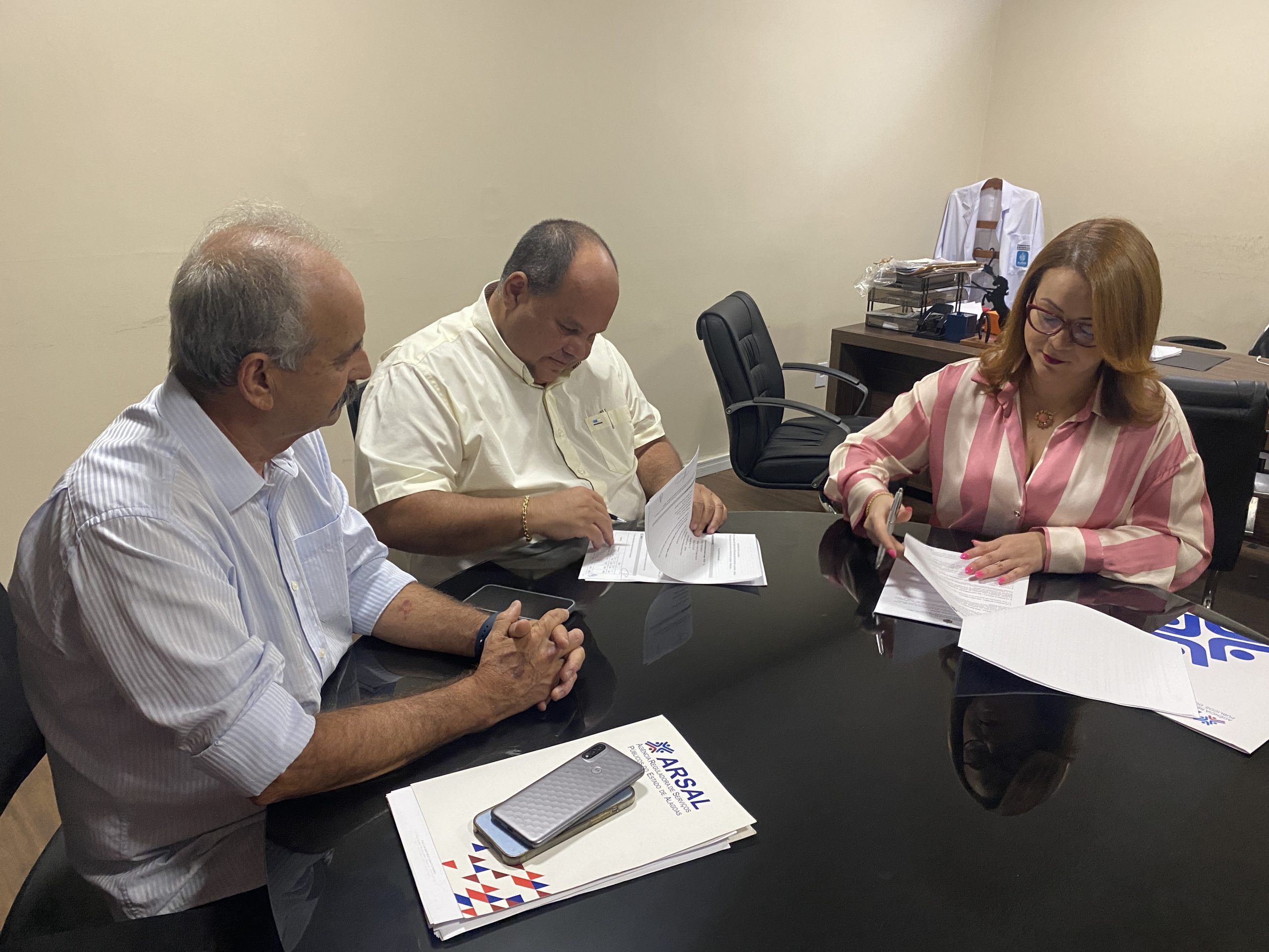Leia mais sobre o artigo Sesau celebra acordo de colaboração com Arsal para fiscalizar sistemas de abastecimento de água