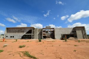 Secretário de Estado da Saúde visita obras do Hospital Regional do Médio Sertão e confirma conclusão para o mês de julho