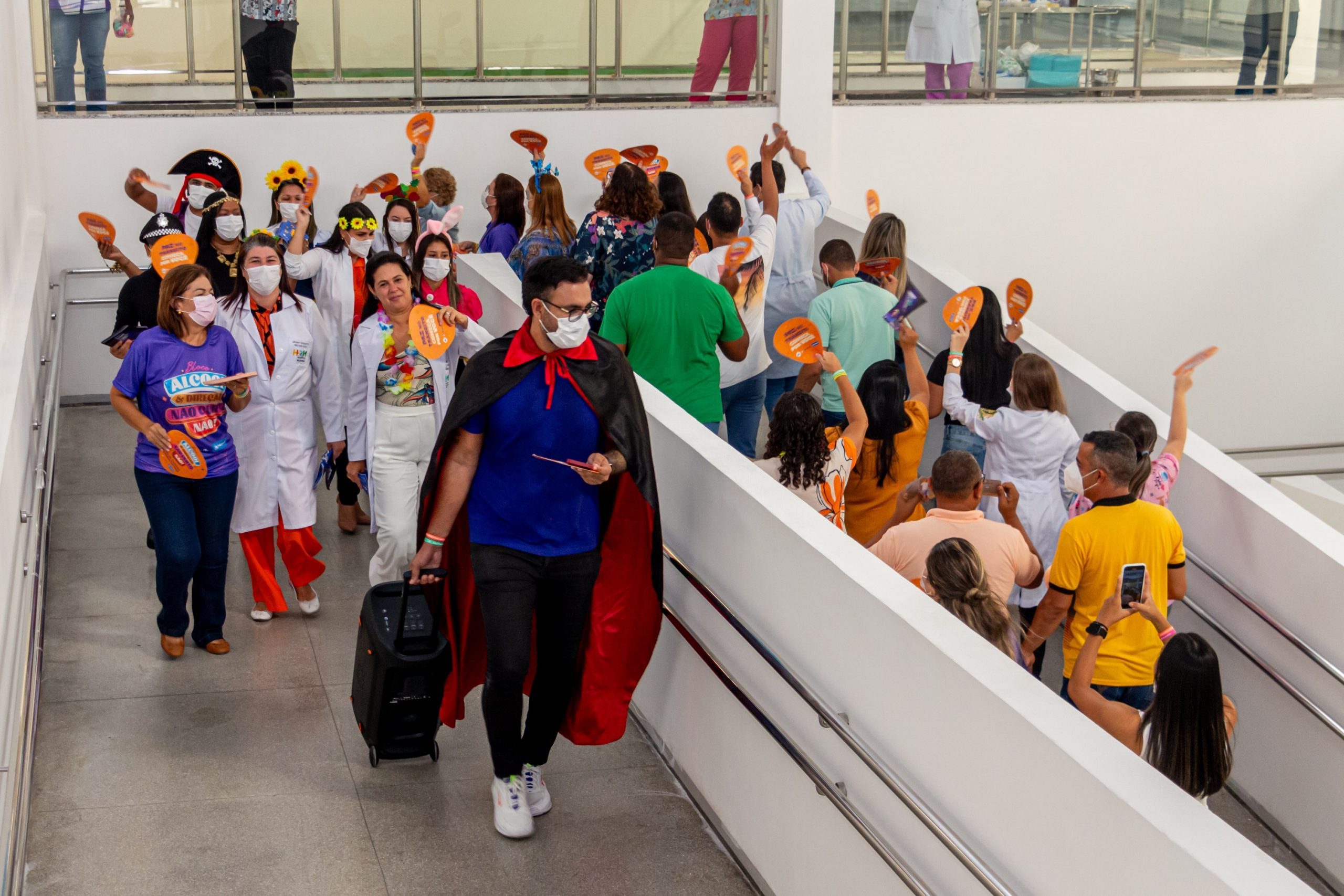 Leia mais sobre o artigo Bloquinho de carnaval alerta usuários do Hospital Regional da Mata sobre perigos no trânsito