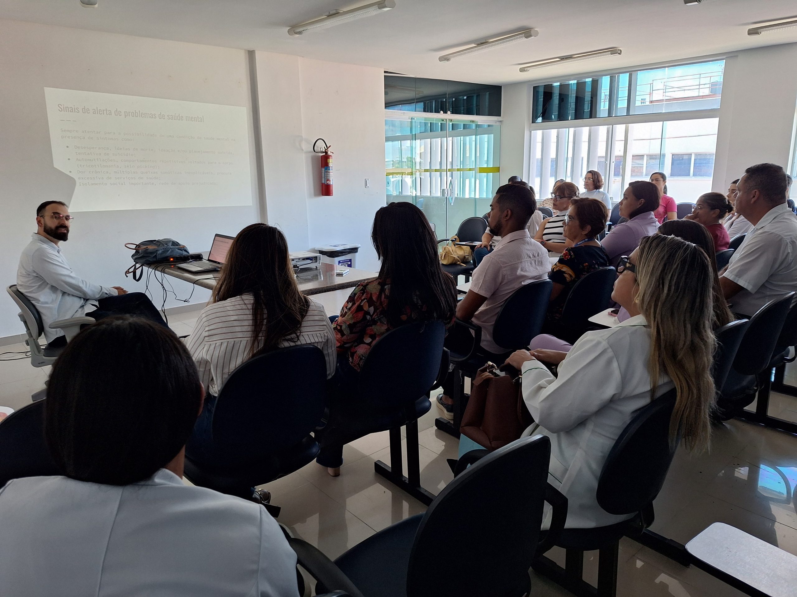 Leia mais sobre o artigo Psiquiatra discute saúde mental e emocional com profissionais do HGE
