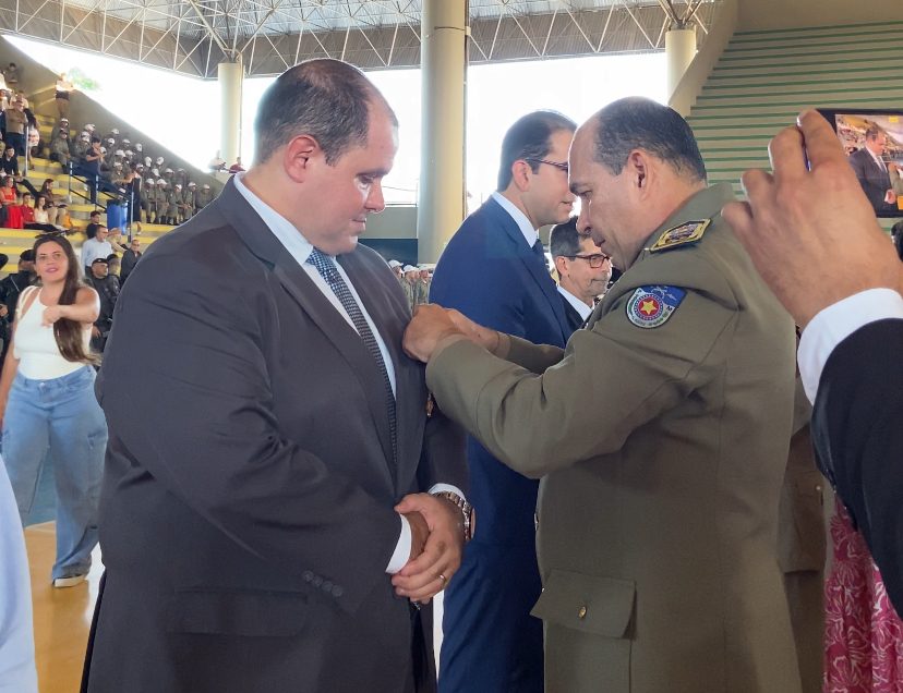Leia mais sobre o artigo Diretor do Hospital do Coração Alagoano é homenageado pela Polícia Militar de Alagoas