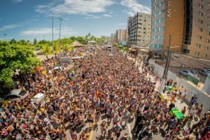 Infectologista do HGE orienta foliões sobre os riscos de contrair a doença do beijo durante o Carnaval