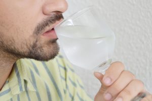 Hidratação é importante para se recuperar da dengue, orienta infectologista da Sesau