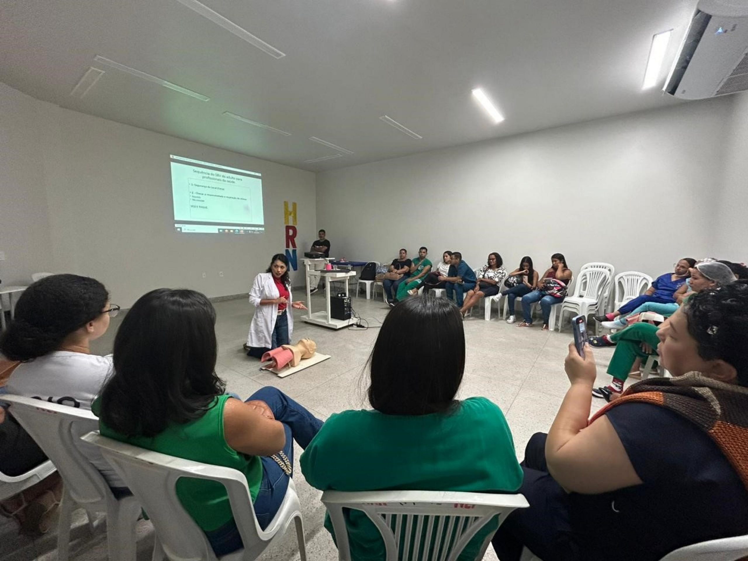 Leia mais sobre o artigo Hospital Regional do Norte realiza capacitação sobre reanimação cardiopulmonar para profissionais de enfermagem