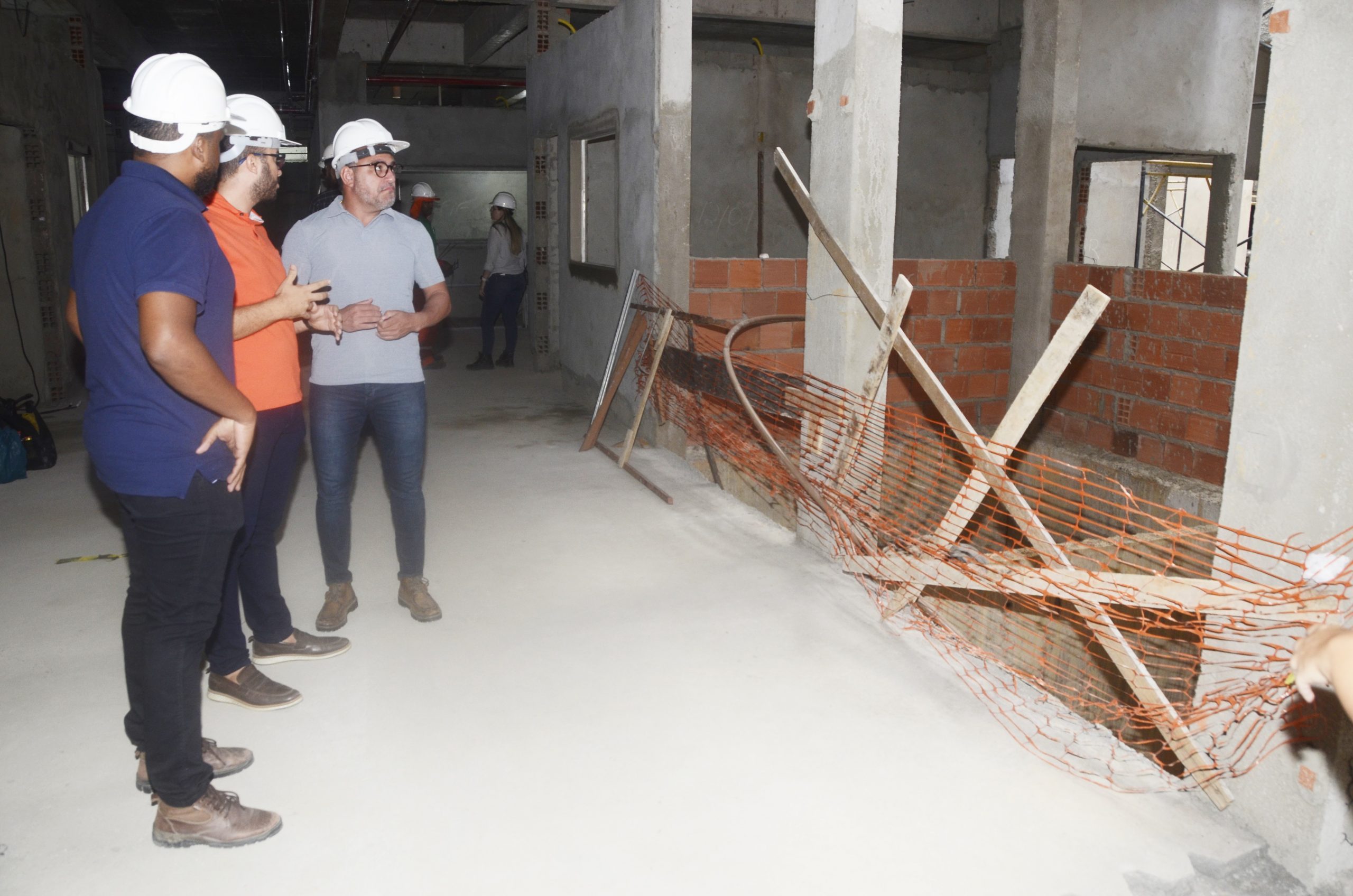 Leia mais sobre o artigo Equipe técnica da Sesau vistoria obras do Hospital Regional do Médio Sertão