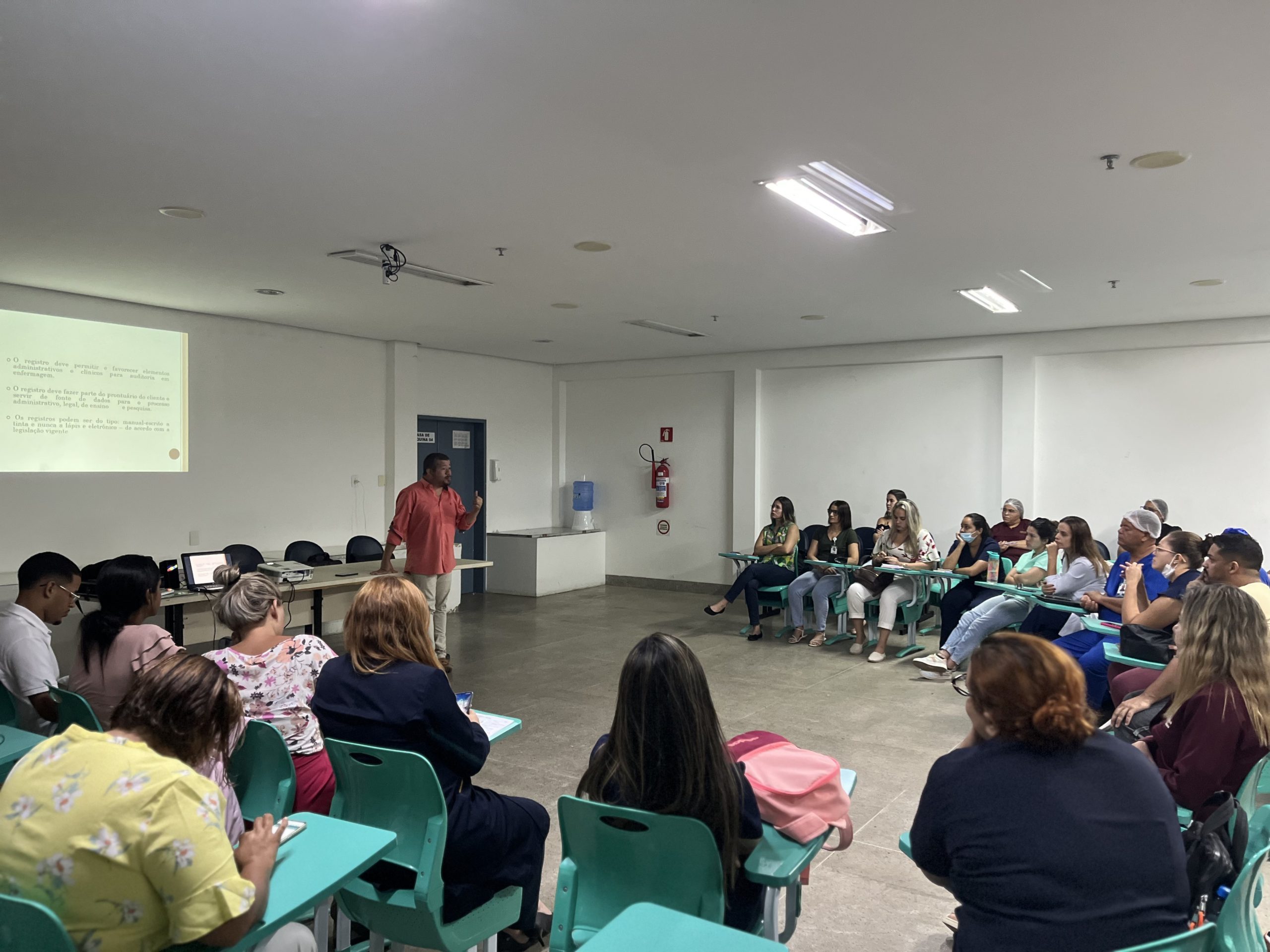 Leia mais sobre o artigo Cuidado com o prontuário é tema de encontro entre enfermeiros e técnicos de enfermagem no HGE