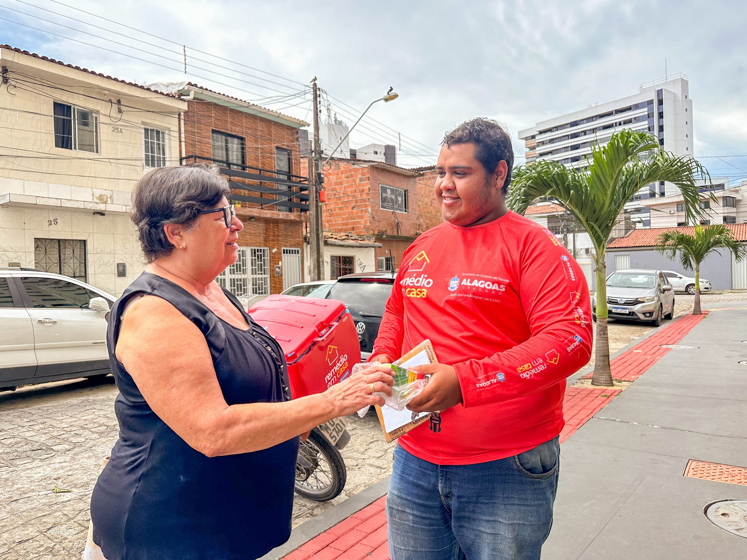 Leia mais sobre o artigo Farmácia do Estado fornece medicação para 550 alagoanos com Parkinson