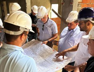 Secretário de Estado da Saúde vistoria obras do Hospital Regional do Médio Sertão