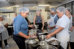 Sesau promove oficina culinária para responsáveis por pessoas com autismo