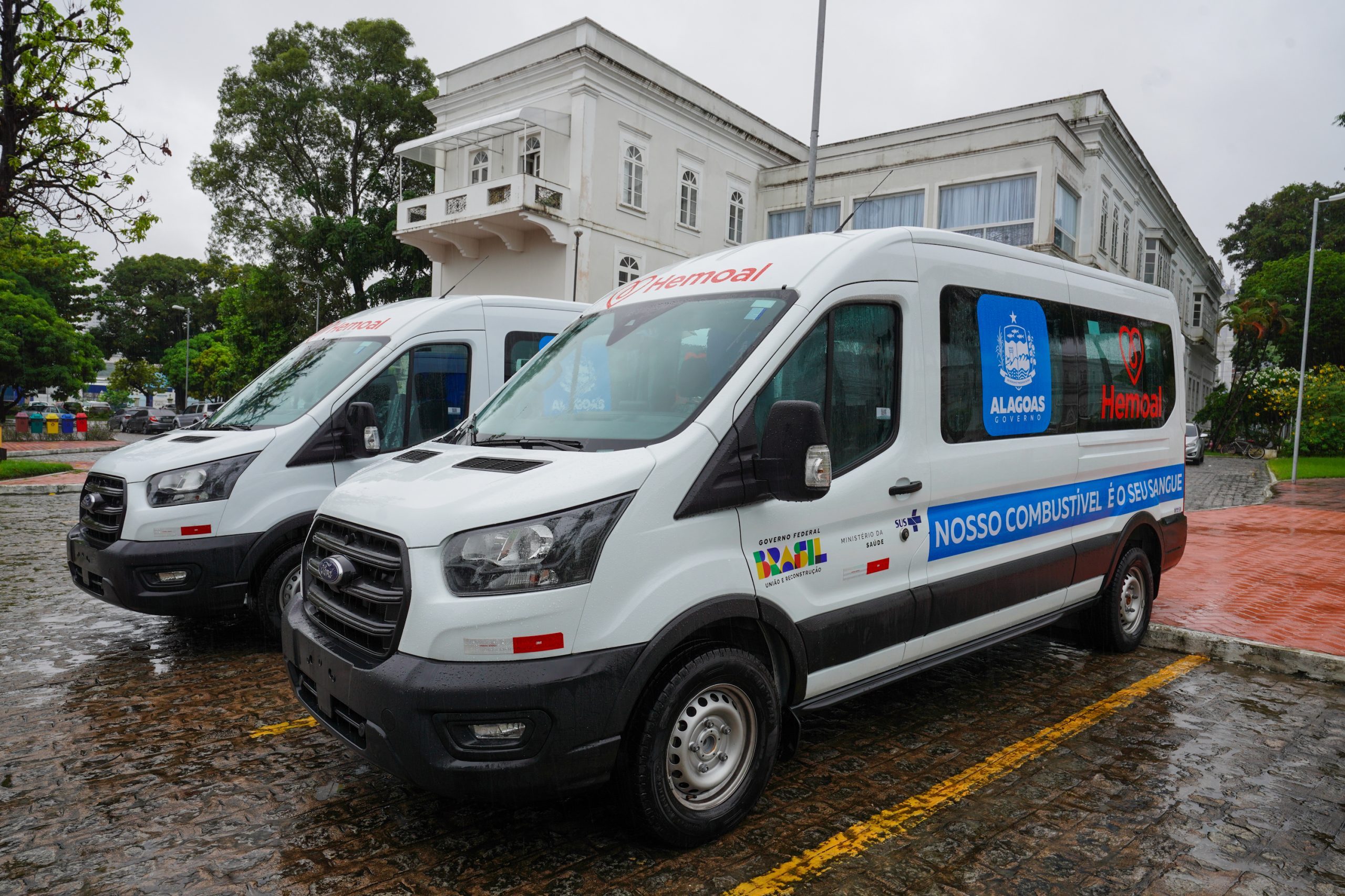 Leia mais sobre o artigo Governador Paulo Dantas entrega duas Vans para o Hemoal