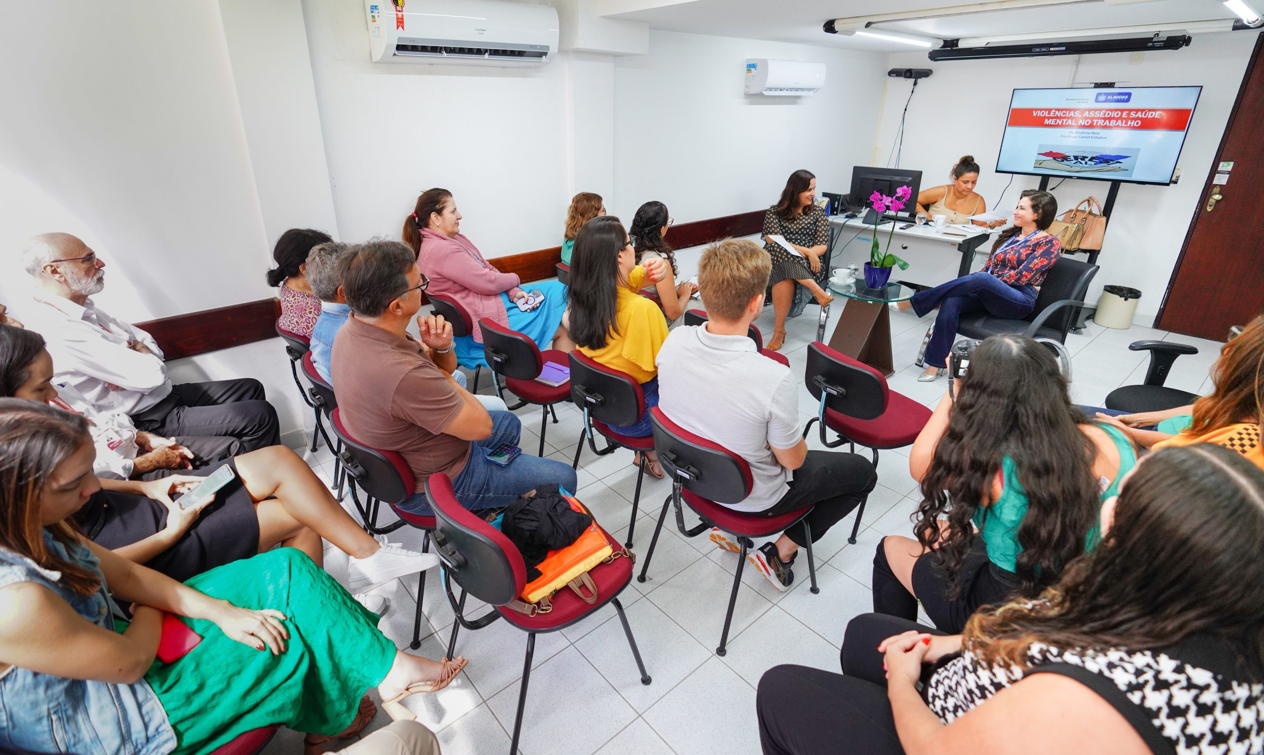 Leia mais sobre o artigo Cerest Estadual promove ação educativa sobre assédio moral no MPT de Maceió