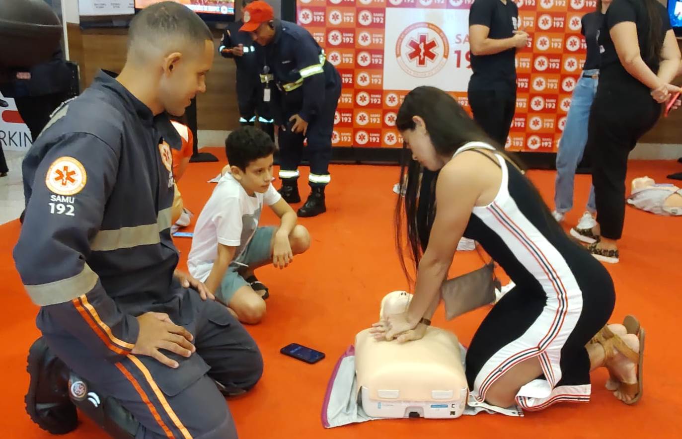 Leia mais sobre o artigo Samu capacita 600 pessoas em reanimação cardiopulmonar durante evento em shopping