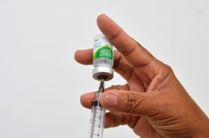 Influenza: Sesau alerta que municípios podem continuar vacinando até terminar o estoque do imunizante