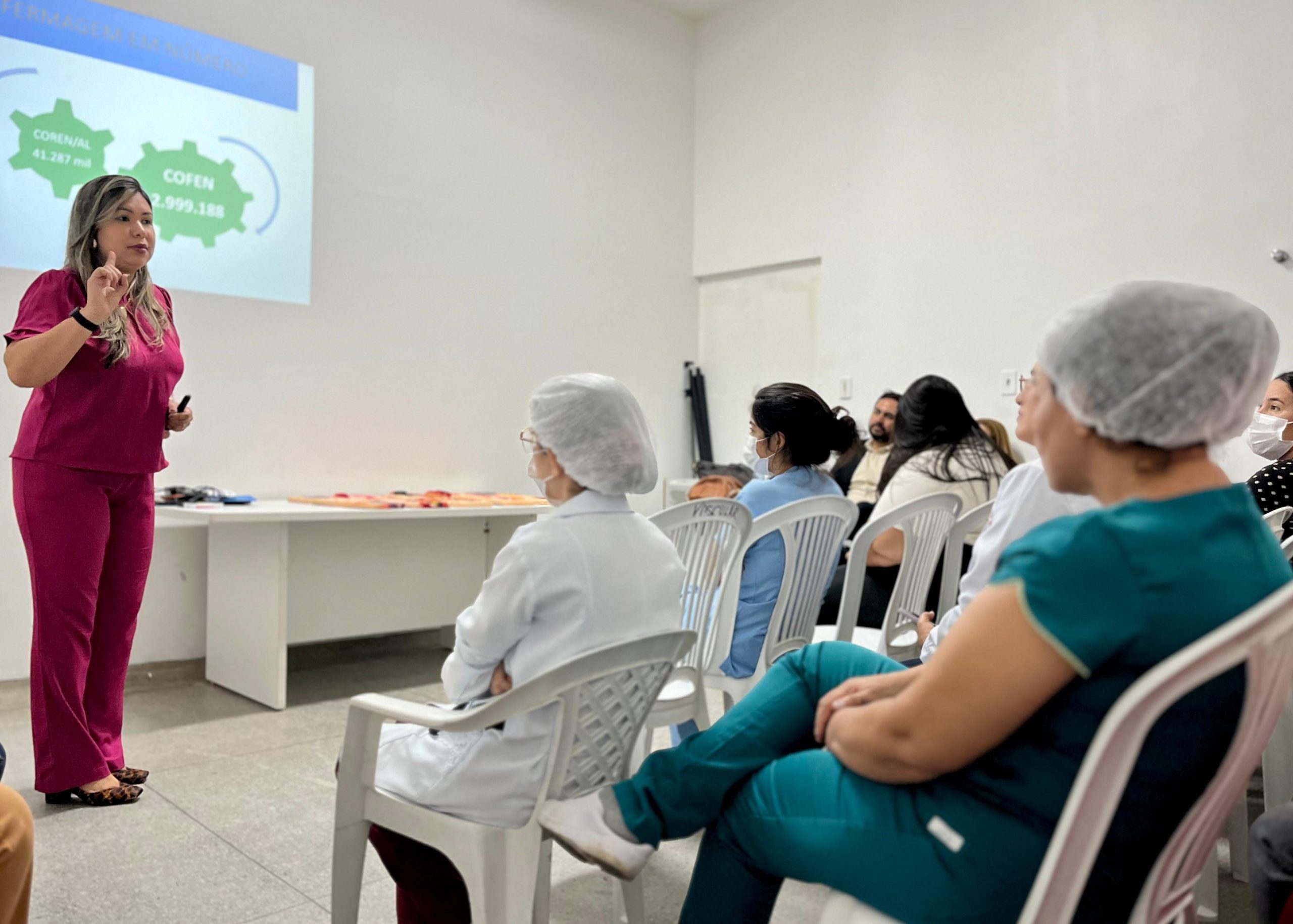 Leia mais sobre o artigo Profissionais de Enfermagem do HEA participam de treinamento sobre Feridas e Curativos