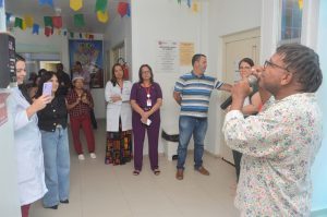 Doadores de sangue do Hemoal são recepcionados com lanche e música juninos
