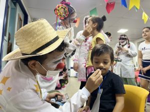 Crianças internadas na Pediatria do HGE ganham festa junina recheada de muita afetividade